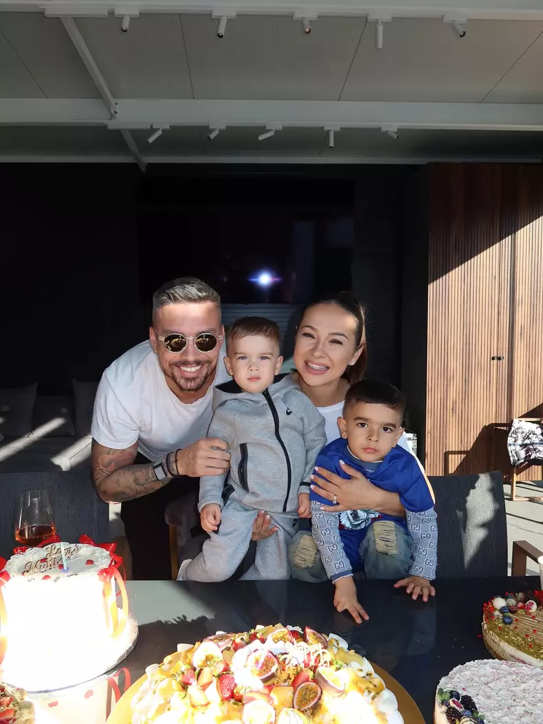 9. Vlăduța Lupău și familia