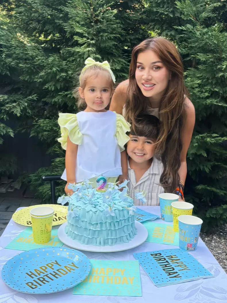 1. Alina Ceușan și cei doi copii