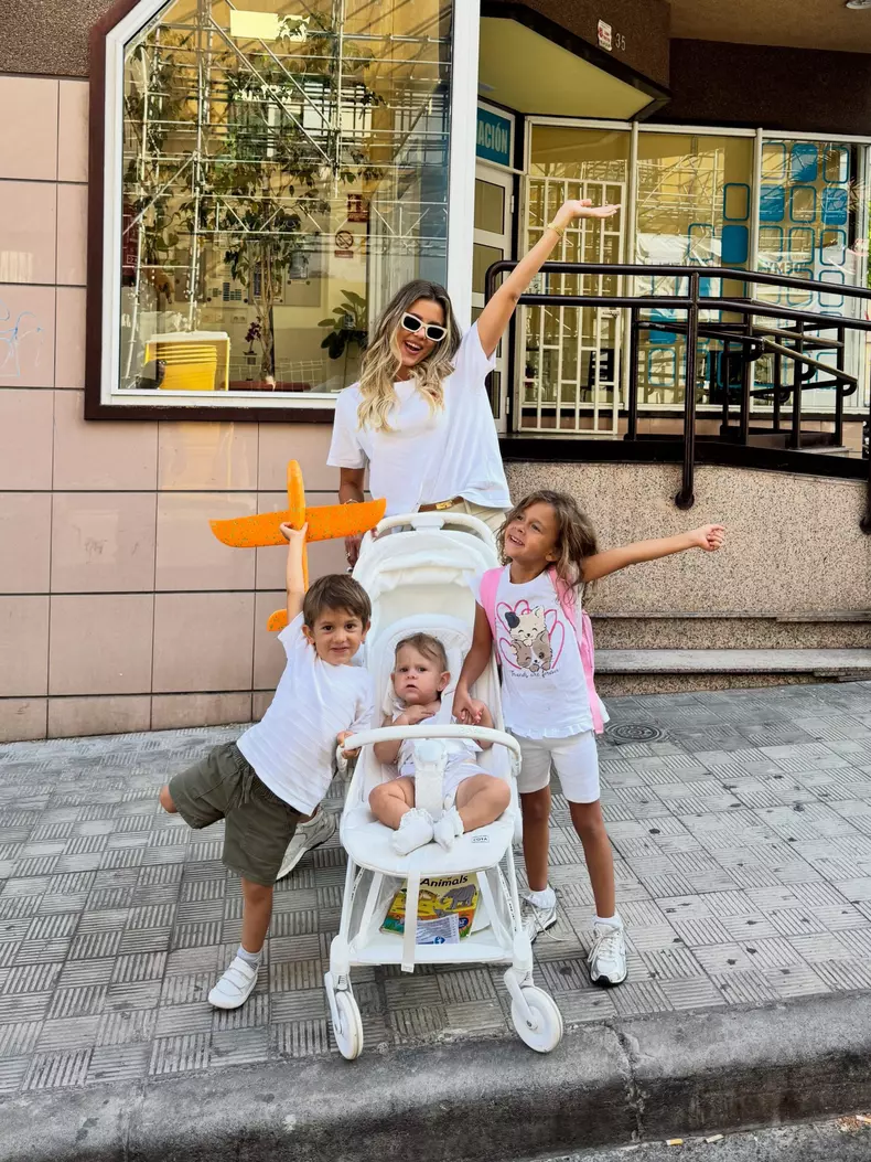 Emily Burghelea și cei trei copii