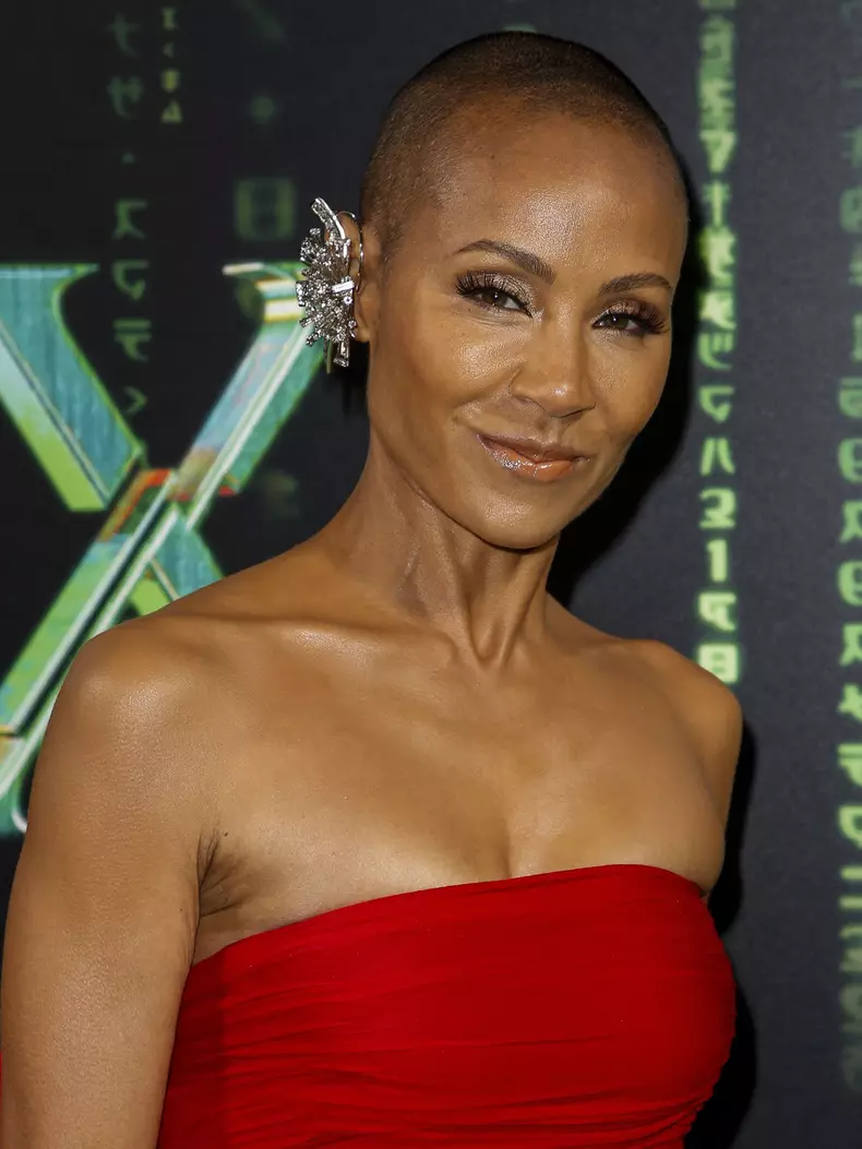 Jada Pinkett Smith, ravisantă într-o rochie roșie de prințesă, la premiera noului „Matrix”