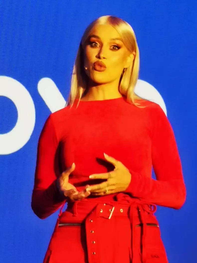 cine-prezinta-love-island-romania-8