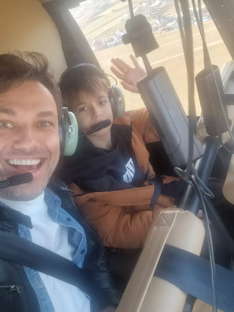 Chef Ștefan, alaturi de fiul cel mic, în elicopter