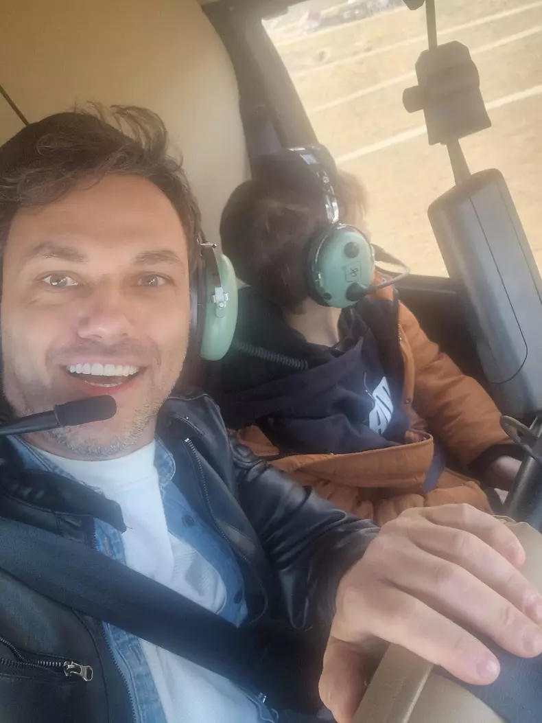 Chef Ștefan, alaturi de fiul cel mic, în elicopter_2