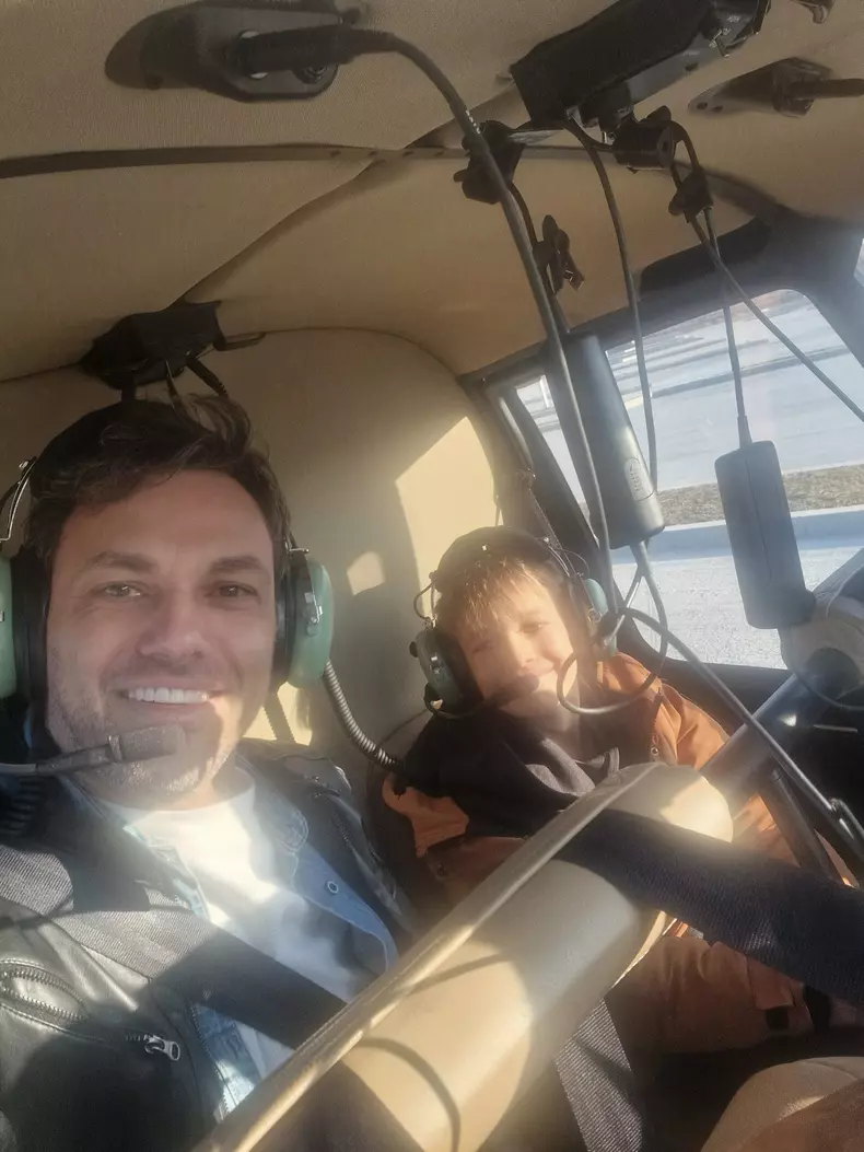 Chef Ștefan, alaturi de fiul cel mic, în elicopter_3