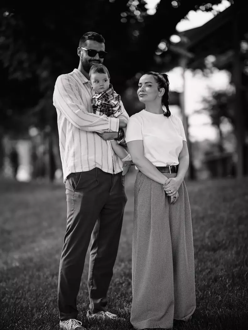 Anca Dinicu, imagini de familie alături de iubitul ei și fiul lor  (2)