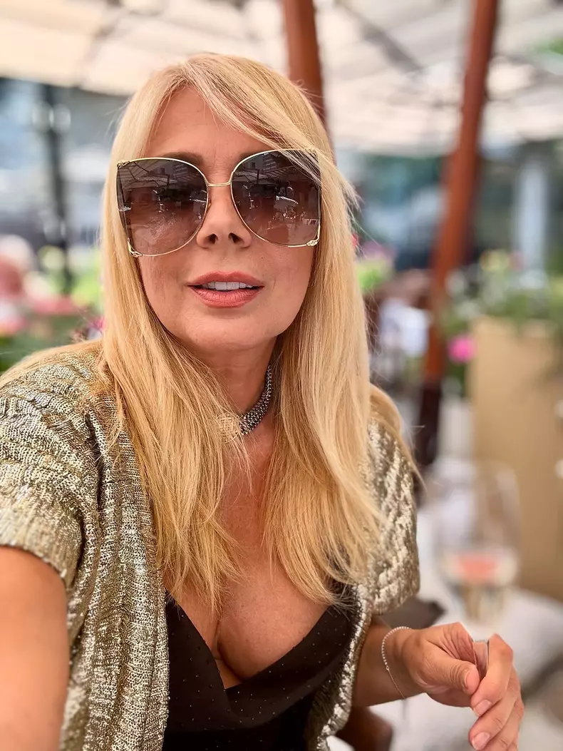 Julie, fiica Danei Săvuică, s-a căsătorit  (3)