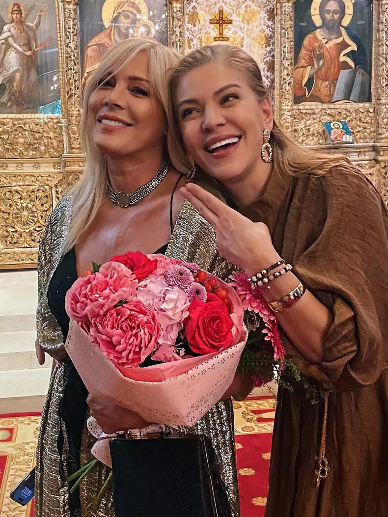 Julie, fiica Danei Săvuică, s-a căsătorit  (4)