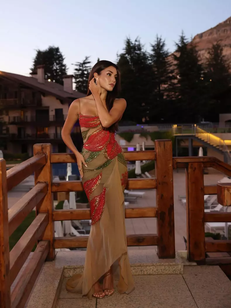 Hande Erçel a strălucit într-o rochie Elie Saab (1)