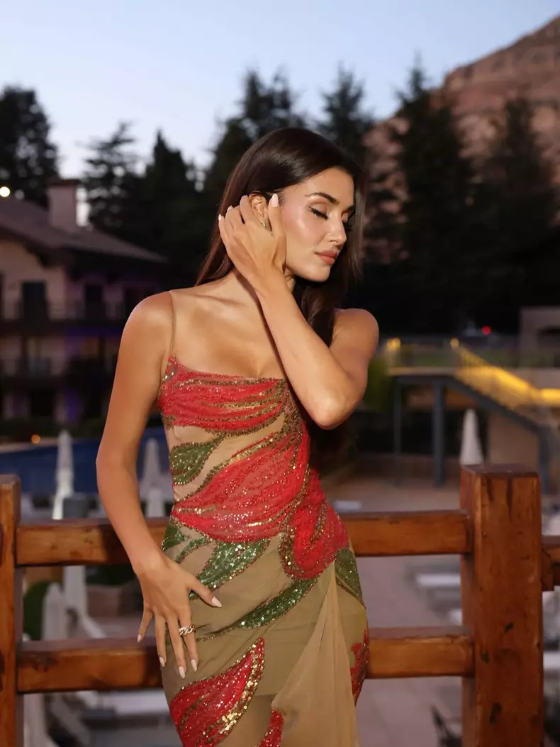 Hande Erçel a strălucit într-o rochie Elie Saab (13)