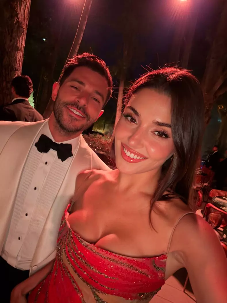 Hande Erçel a strălucit într-o rochie Elie Saab (5)