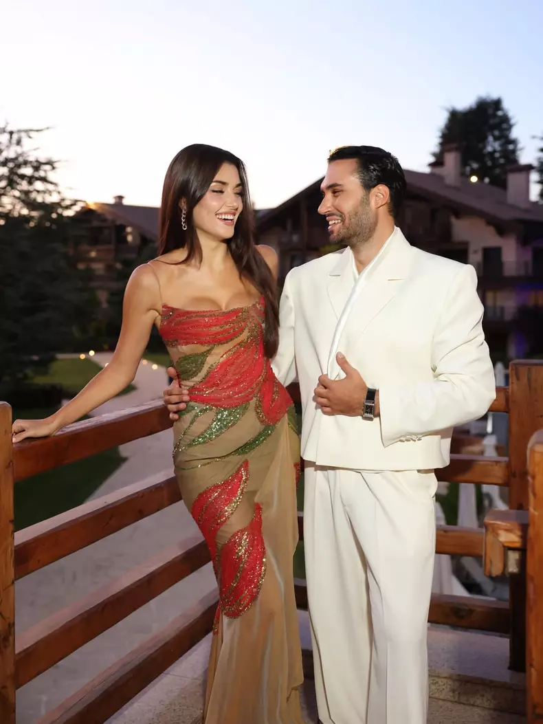 Hande Erçel a strălucit într-o rochie Elie Saab (7)