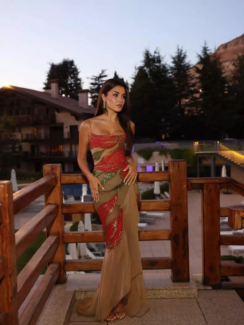 Hande Erçel a strălucit într-o rochie Elie Saab (8)