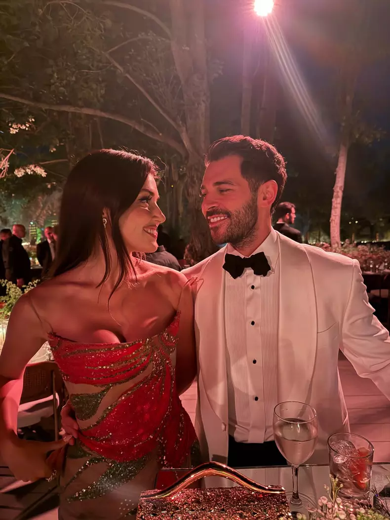 Hande Erçel a strălucit într-o rochie Elie Saab (9)