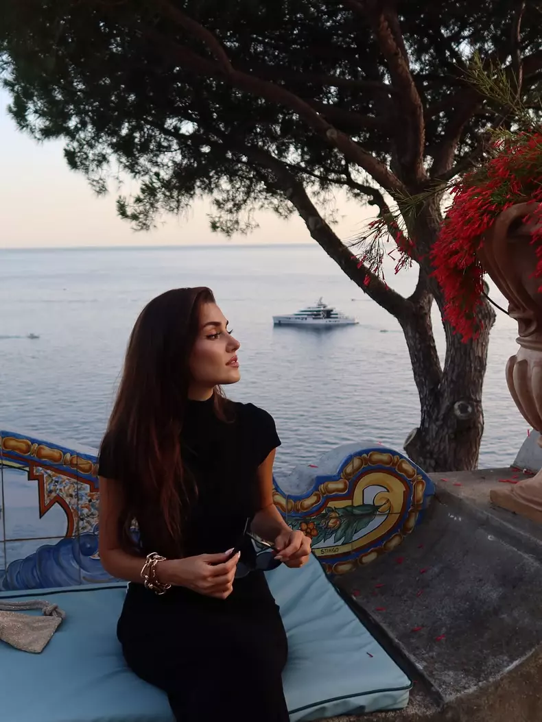 Hande-Erçel-vacanta-italia-2025 (10)