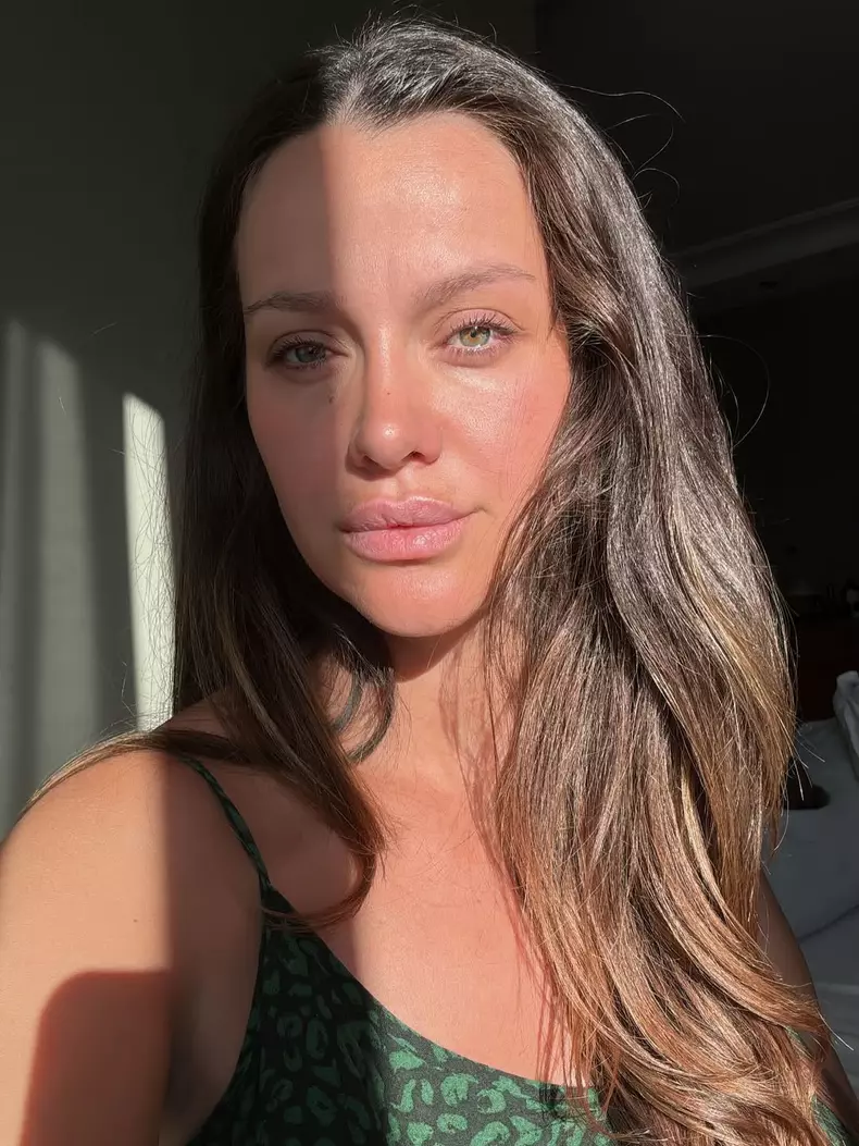 irem-helvacioglu-isi-etaleaza-burtica-de-gravida (1)