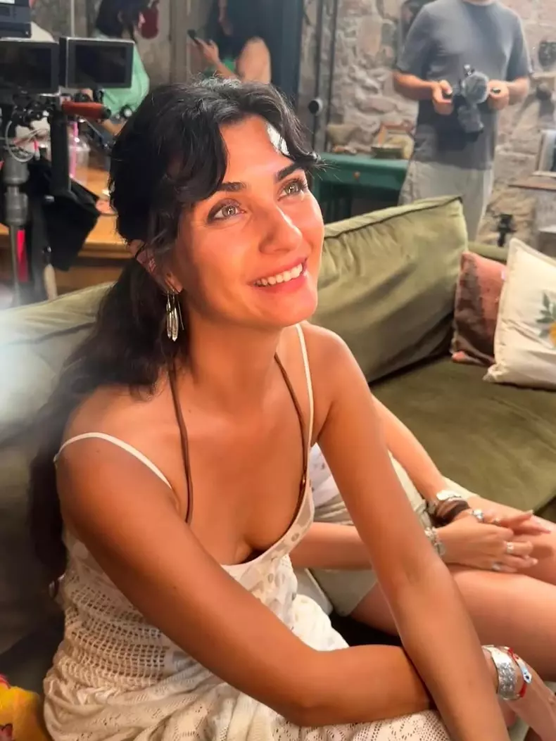 Tuba-Büyüküstün-un-alt-sine-netflix-filmari (7)