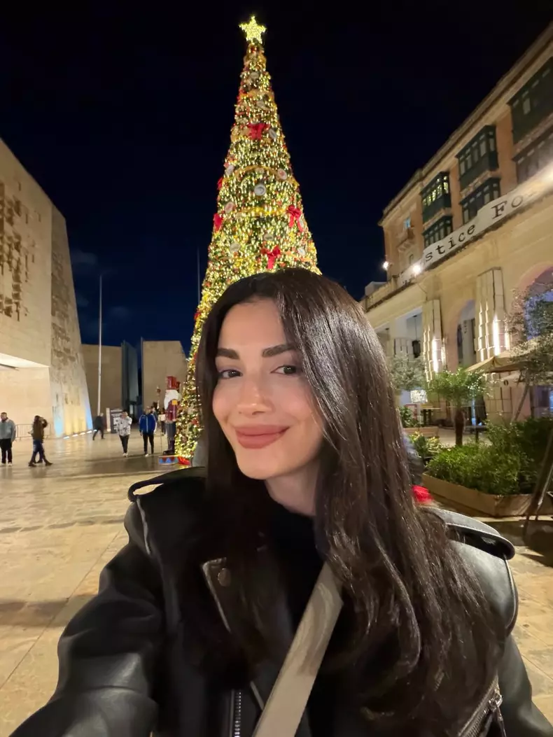 Ozge Yagiz4