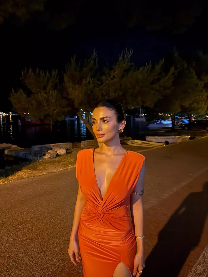 Ozge Yagiz8