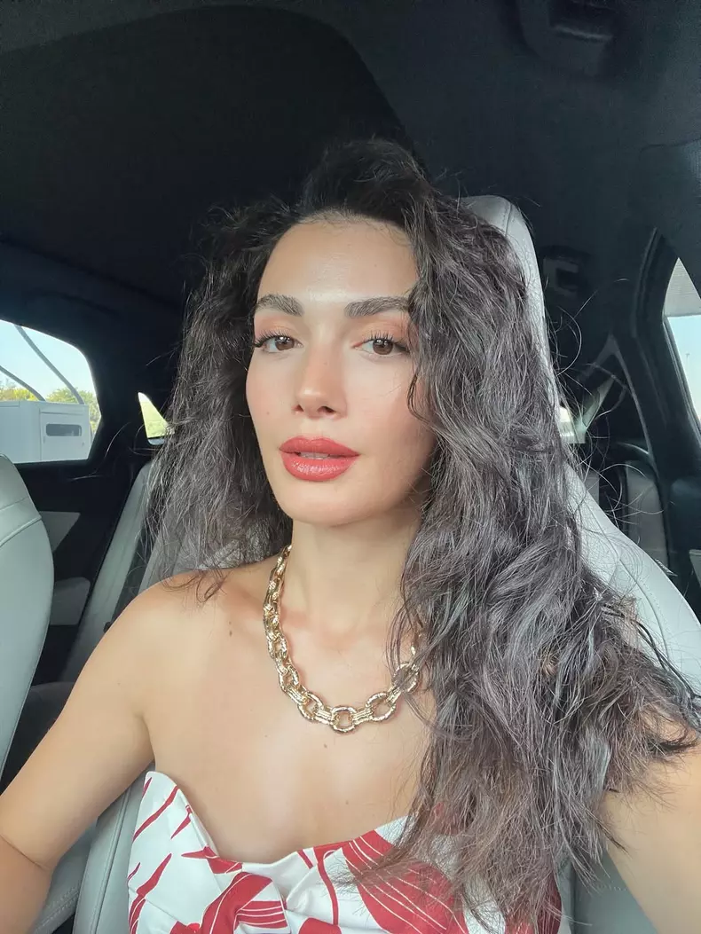 Ozge Yagiz9