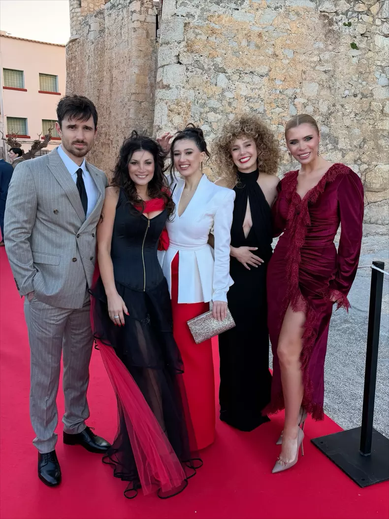 ioana-ginghina-covorul-rosu-acel-martie
