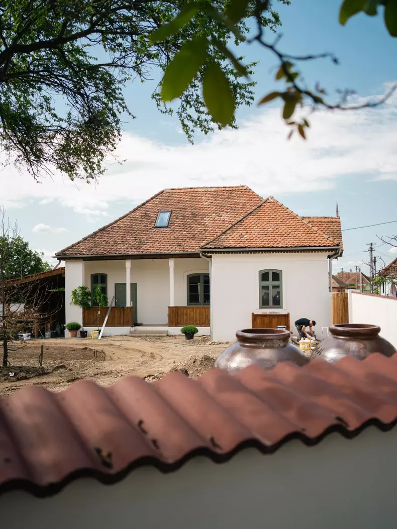 andreea-esca-noua-casa-porumbacu-de-sus-camin-cultural-a-lu-escana (4)