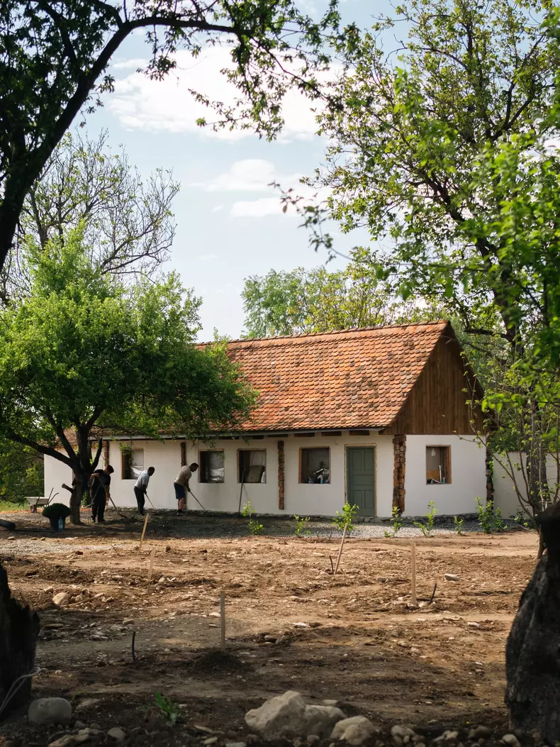 andreea-esca-noua-casa-porumbacu-de-sus-camin-cultural-a-lu-escana (6)