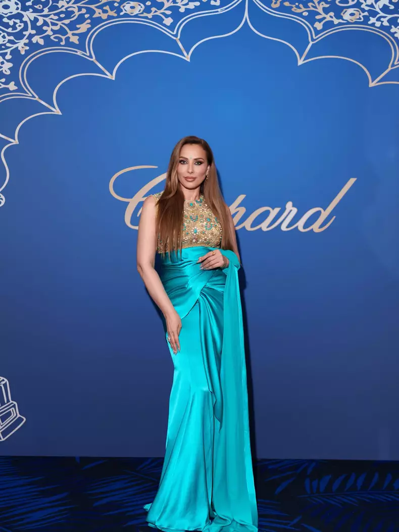 iulia-vantur-cannes-2026-tinuta-sari-turcoaz (7)