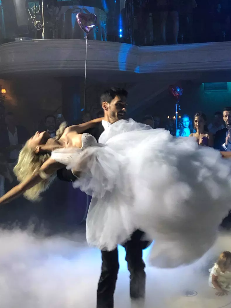 Dansul mirilor a fost întrerupt de micuța Ella