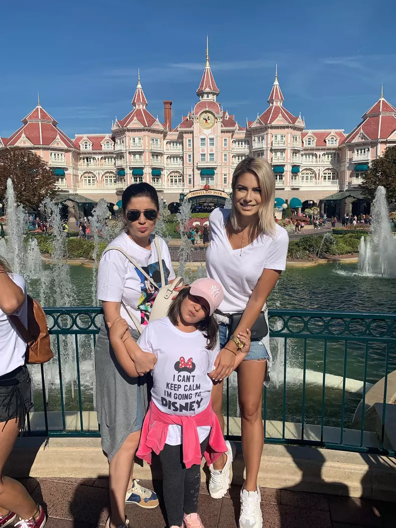 Noemi se afla in vacanta cu rudele ei