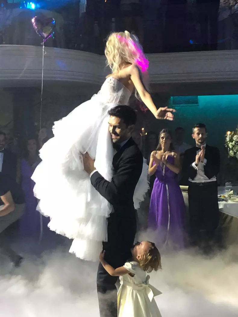 Dansul mirilor a fost întrerupt de micuța Ella