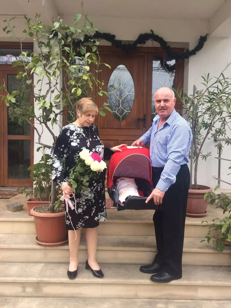 Dorin şi Marcela Bucă sunt fericiti ca micuta Gabriela le alina dorul de Andrei, fiul pe care l-au pierdut în tragedia Colectiv