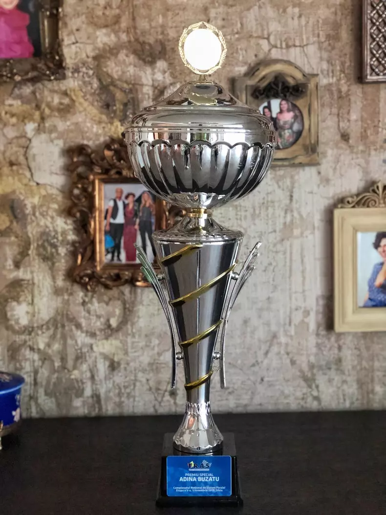 Adina Buzatu este pilot de raliuri