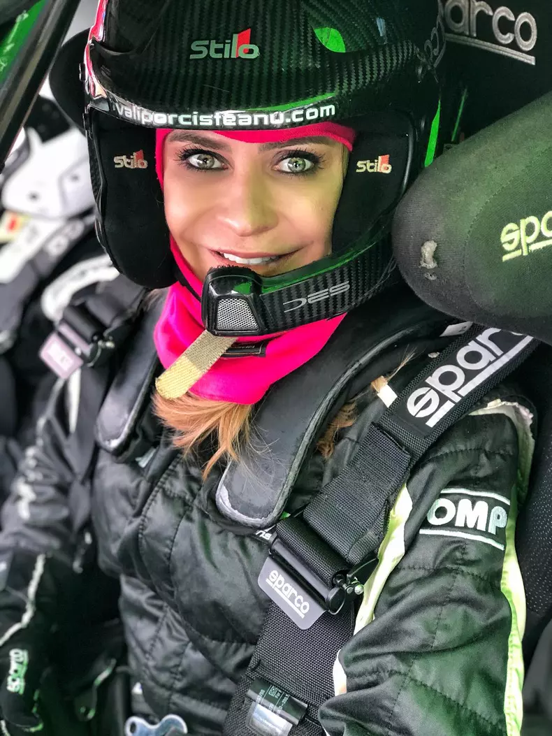 Adina Buzatu este pilot de raliuri