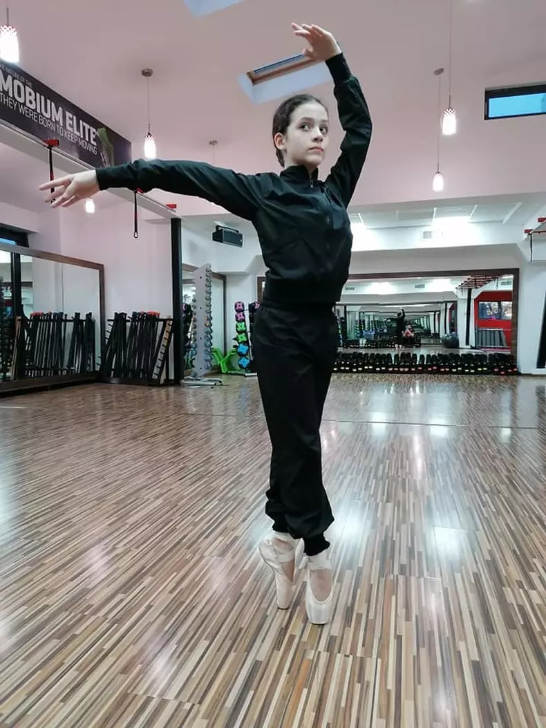 Sara-Ardeleanu-Golden-Buzz10