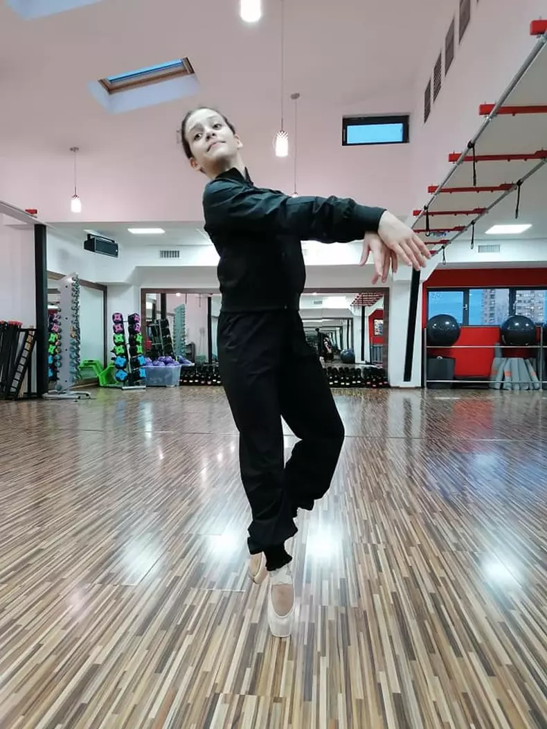 Sara-Ardeleanu-Golden-Buzz3