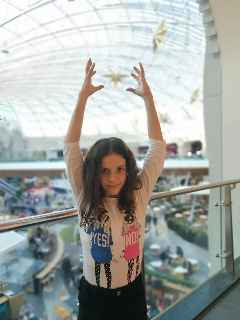 Sara-Ardeleanu-Golden-Buzz5