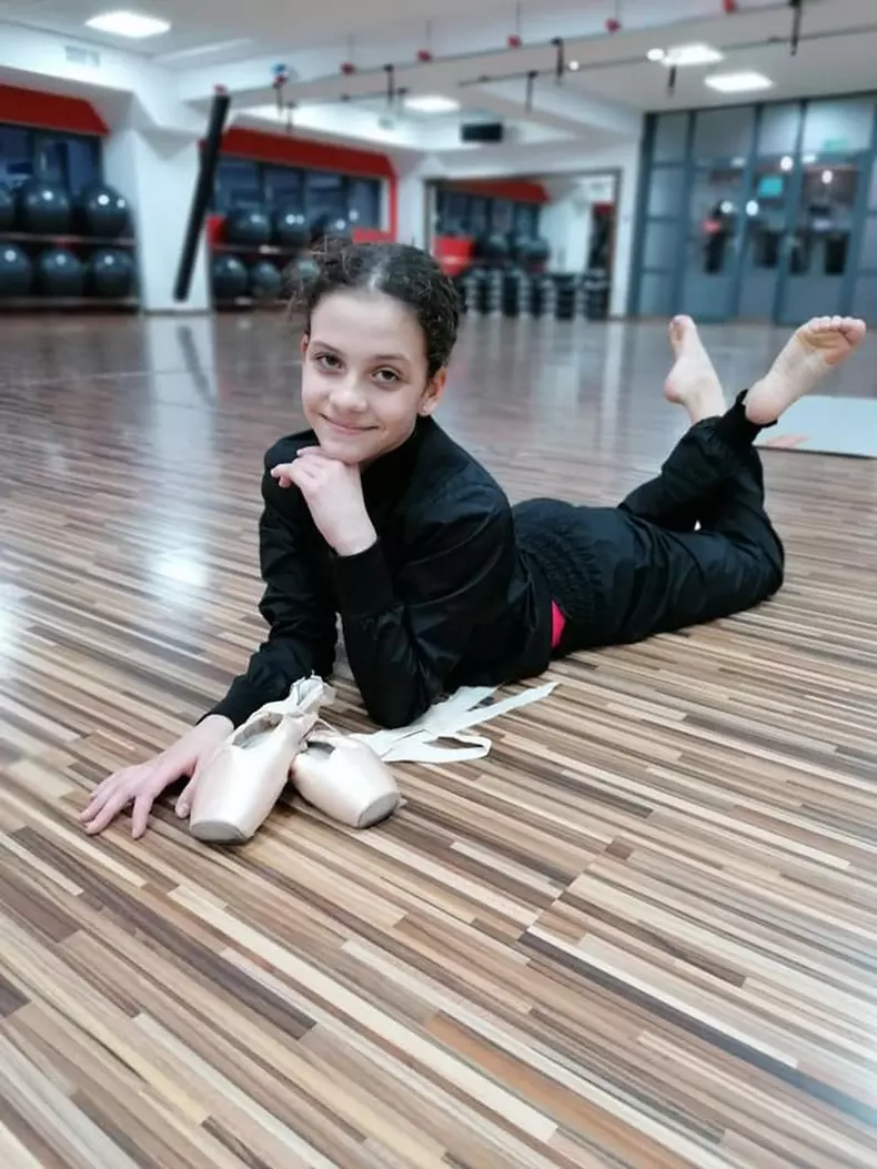 Sara-Ardeleanu-Golden-Buzz9