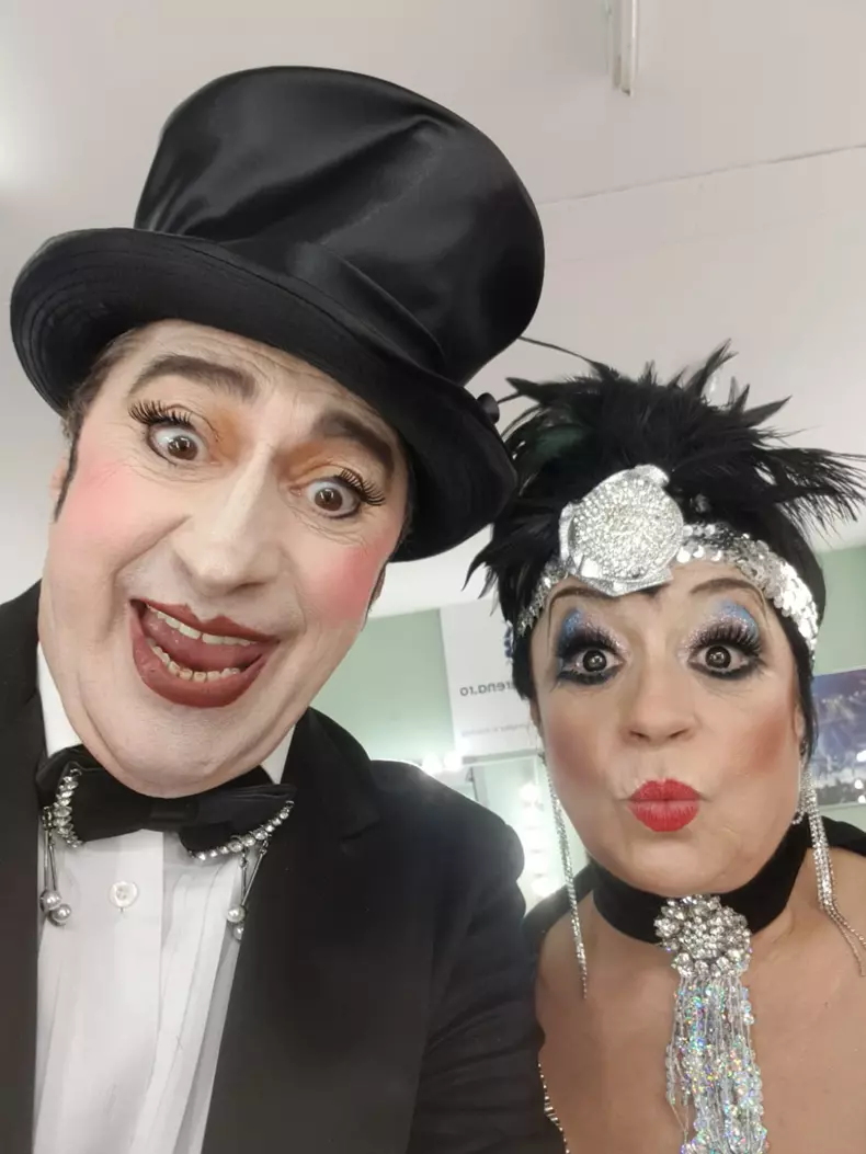 paula-chirila-si-romica-tociu-coprezentatori-splash-vedete-la-apa-5