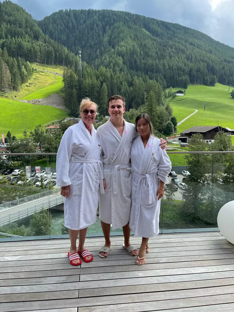 cum-arata-mariana-pfeiffer-prima-sotie-a-lui-laurentiu-reghecampf-1