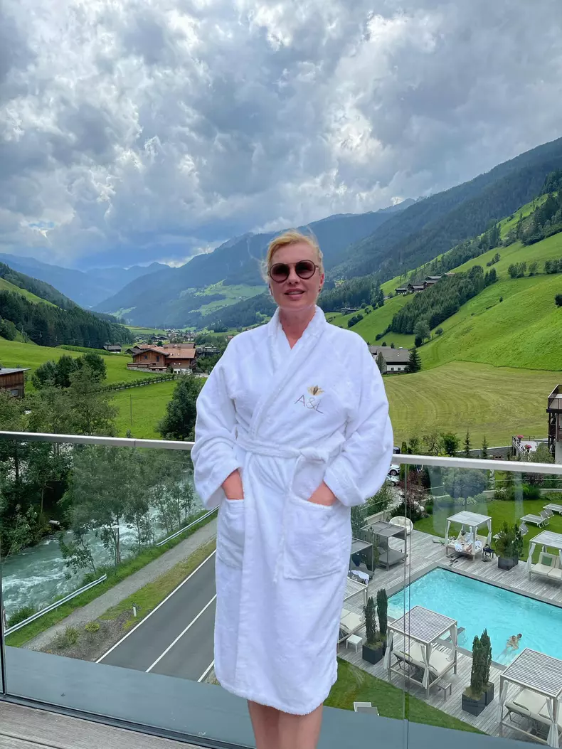 cum-arata-mariana-pfeiffer-prima-sotie-a-lui-laurentiu-reghecampf-2