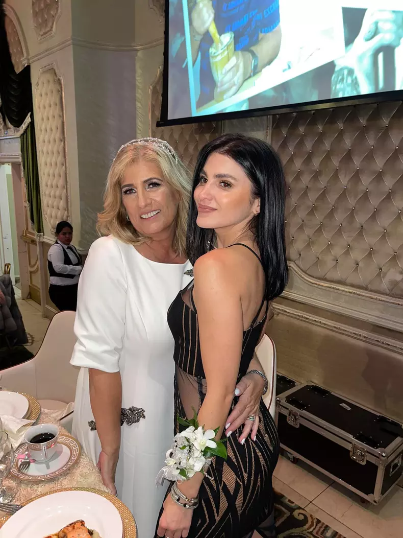 Gabriela impreuna cu fiica artistului