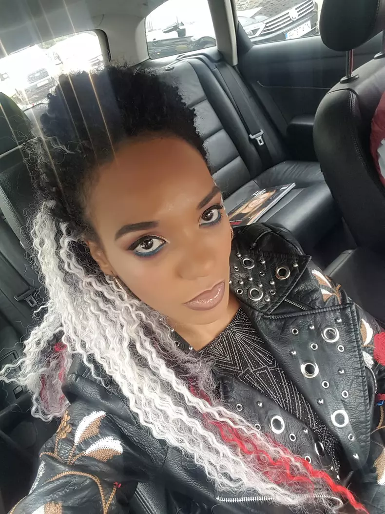 Julie Mayaya cantareata