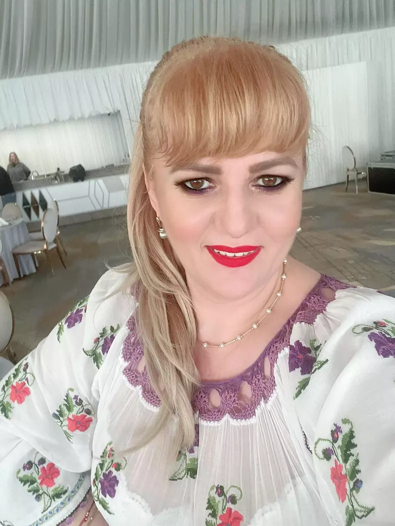 INTERPRETA DE MUZICA POPULARA