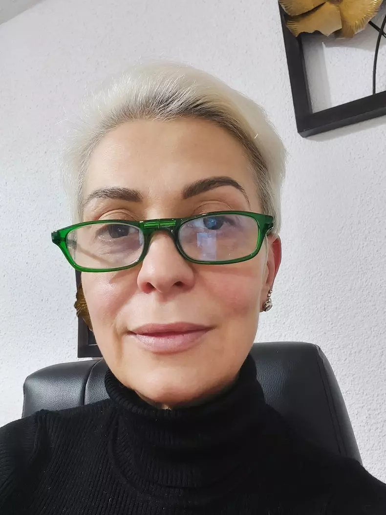 monica merge la tribunal