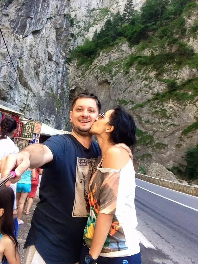 2-zvonurile-au-spus-ca-divorteaza-dar-ei-inca-sunt-fericiti-cat-de-frumoasa-este-sotia-lui-strunila-foto