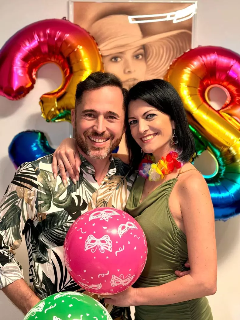 dinu-maxer-a-inlocuit-o-pe-deea-maxer-cu-actuala-iubita-si-pe-scena.-magdalena-chihaia-fiti-cu-ochii-pe-noi.-cati-bani-castiga-impreuna-in-2024-exclusiv