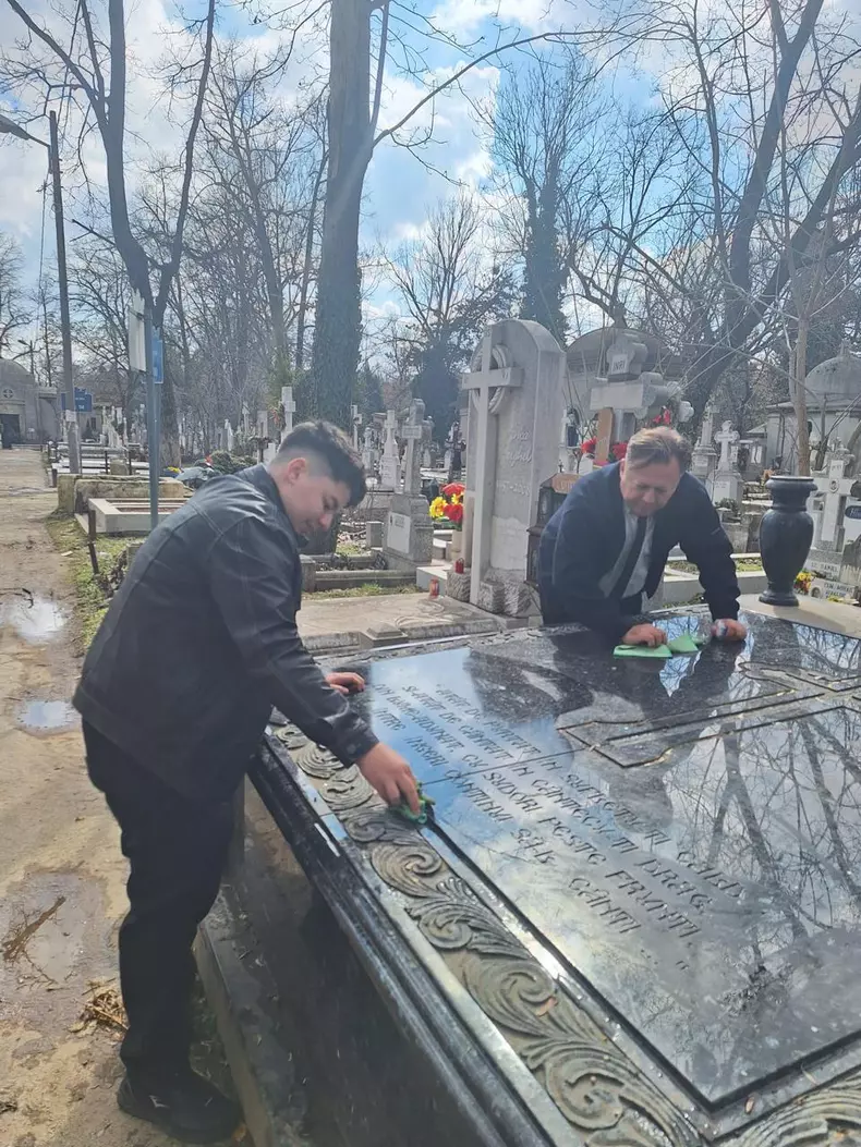 dragos dolanescu si fiul lui darius la mormant la ion dolanescu