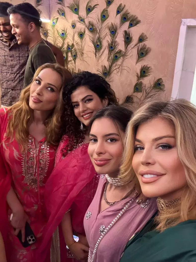 Loredana Groza alături de Salman Khan și Iulia Vântur în India7