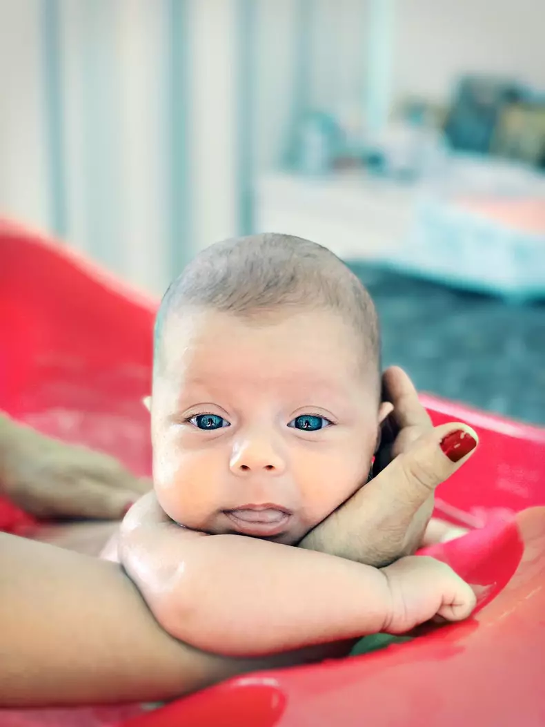 Elena Udrea a publicat un videoclip emoționant cu întâlnirea de acasă cu fiica ei, Eva Maria. Copila, surprinsă de revenirea mamei, a căzut în genunchi și a izbucnit în lacrimi, copleșită de emoție.7