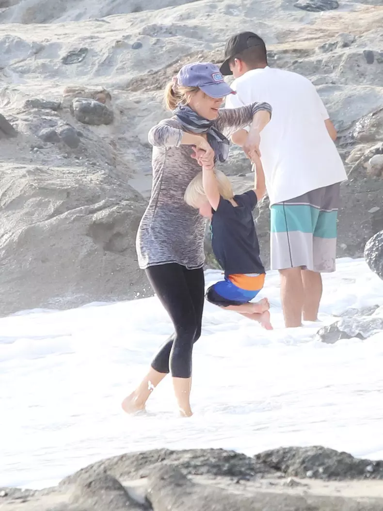 PREMIUM EXCLUSIVE: Renee Zellweger passionately kisses new boyfriend Ant Anstead